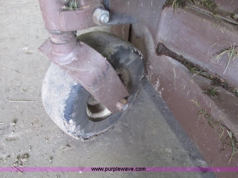 image for item G9958 2003 Grasshopper 720K riding lawn mower