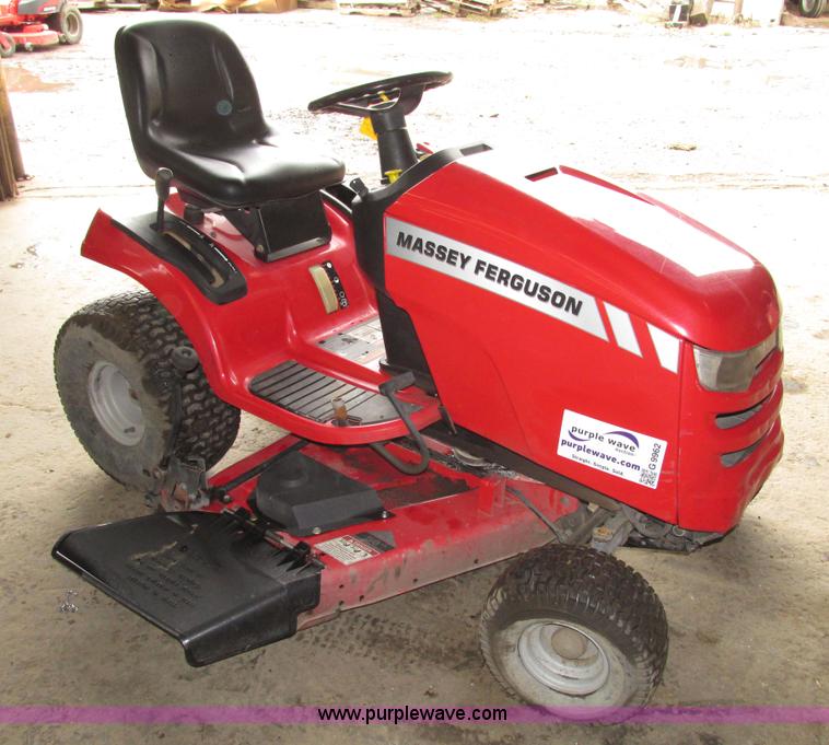 image for item G9962 Massey Ferguson 2524 lawn tractor