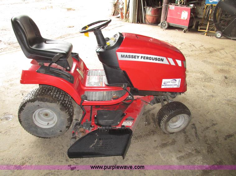 image for item G9962 Massey Ferguson 2524 lawn tractor