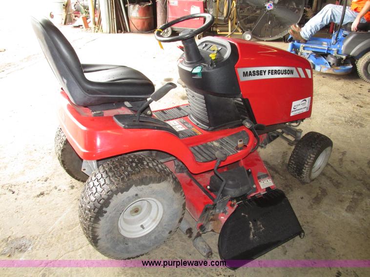 image for item G9962 Massey Ferguson 2524 lawn tractor
