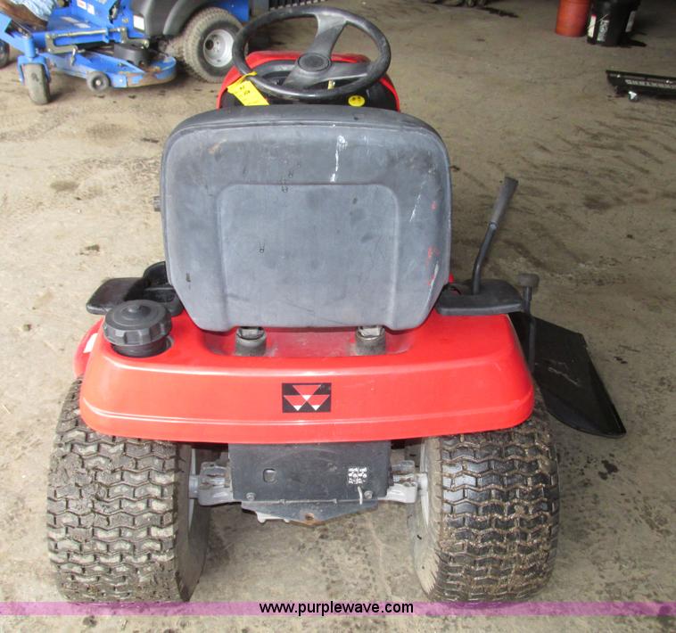 image for item G9962 Massey Ferguson 2524 lawn tractor