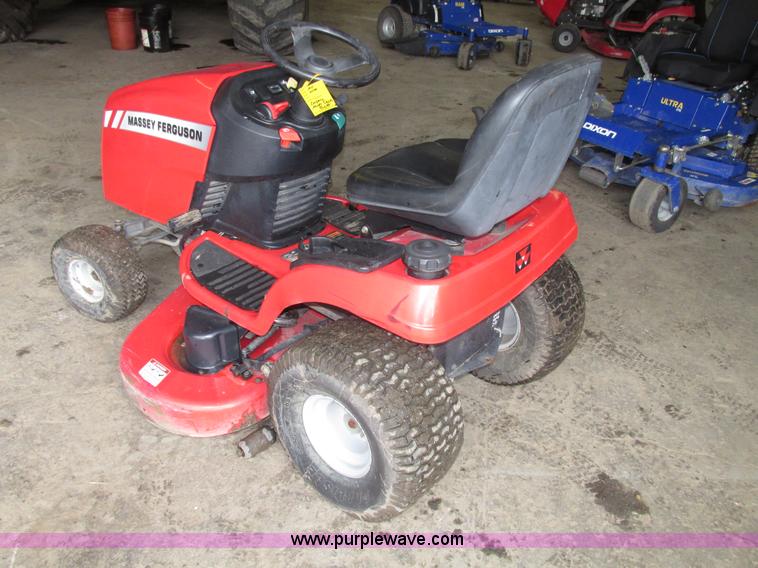 image for item G9962 Massey Ferguson 2524 lawn tractor