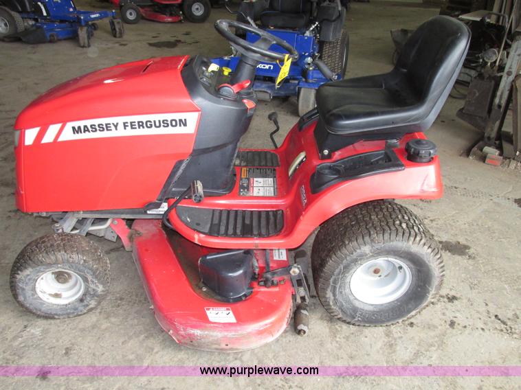 image for item G9962 Massey Ferguson 2524 lawn tractor