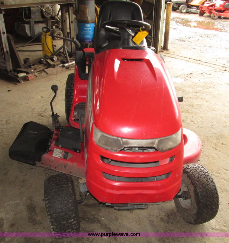 image for item G9962 Massey Ferguson 2524 lawn tractor