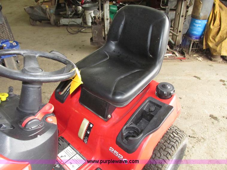 image for item G9962 Massey Ferguson 2524 lawn tractor