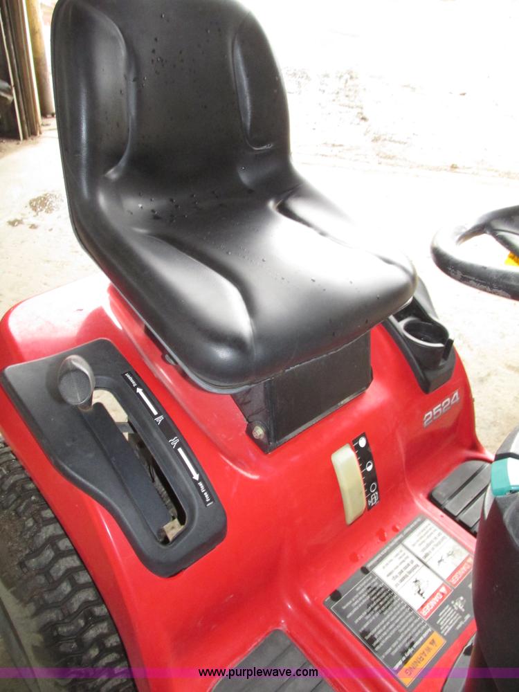 image for item G9962 Massey Ferguson 2524 lawn tractor