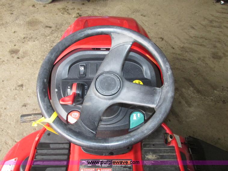 image for item G9962 Massey Ferguson 2524 lawn tractor