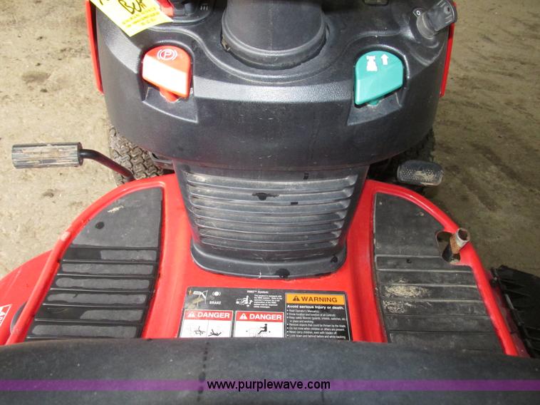 image for item G9962 Massey Ferguson 2524 lawn tractor