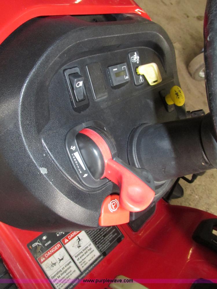 image for item G9962 Massey Ferguson 2524 lawn tractor