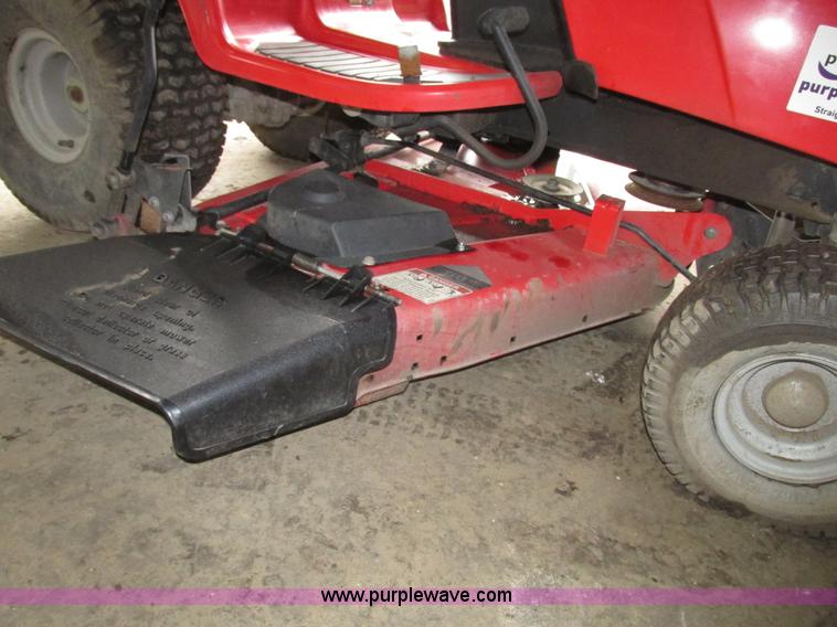 image for item G9962 Massey Ferguson 2524 lawn tractor