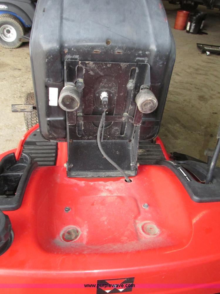 image for item G9962 Massey Ferguson 2524 lawn tractor