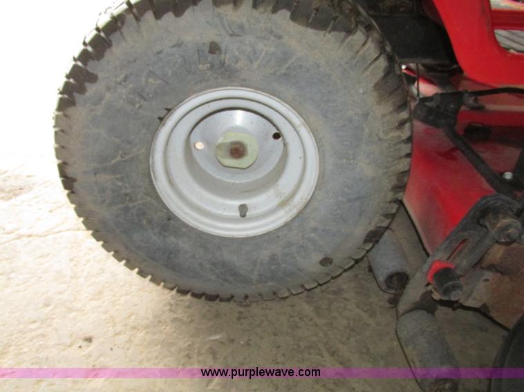 image for item G9962 Massey Ferguson 2524 lawn tractor