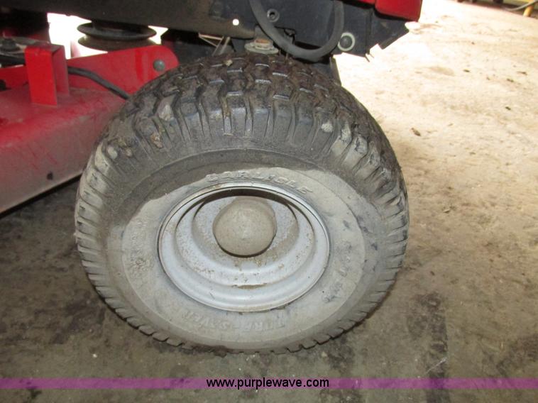 image for item G9962 Massey Ferguson 2524 lawn tractor