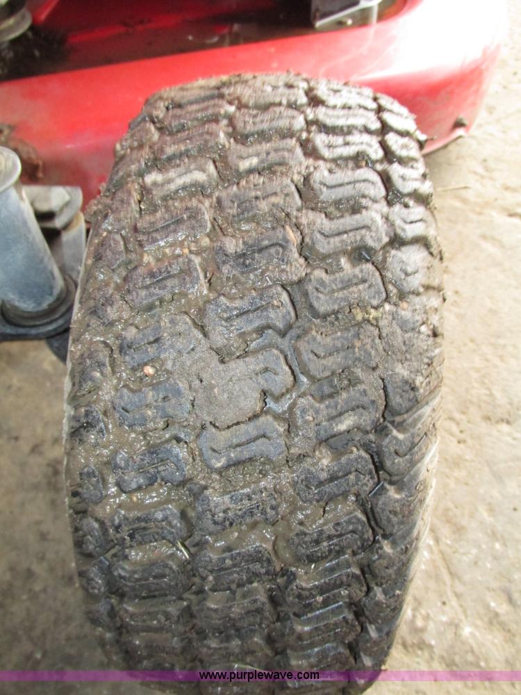 image for item G9962 Massey Ferguson 2524 lawn tractor