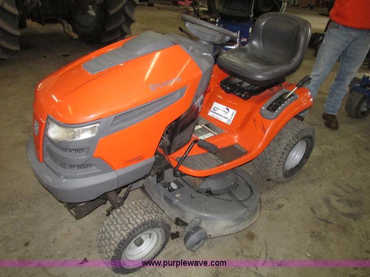 image for item G9965 Husqvarna YTH20K46 lawn tractor