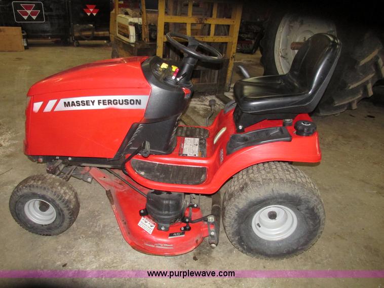 image for item G9966 2011 Massey Ferguson 2523 lawn tractor
