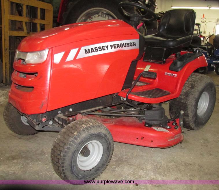 image for item G9966 2011 Massey Ferguson 2523 lawn tractor