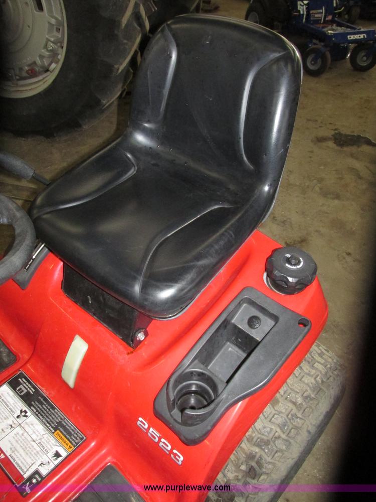 image for item G9966 2011 Massey Ferguson 2523 lawn tractor