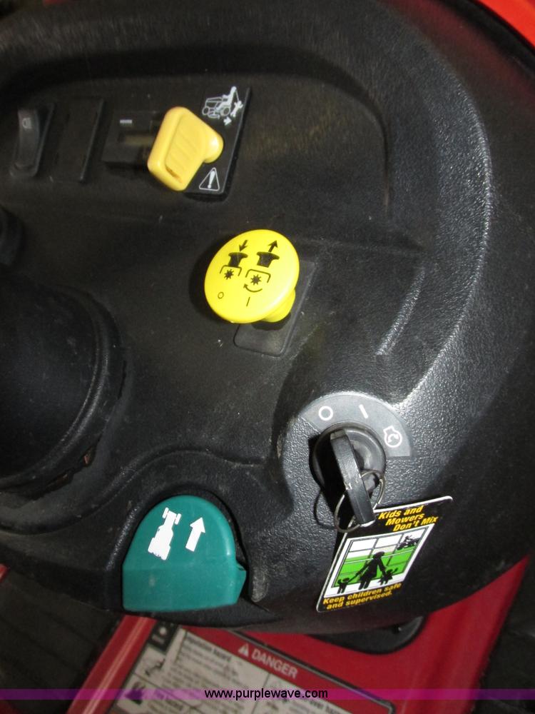 image for item G9966 2011 Massey Ferguson 2523 lawn tractor