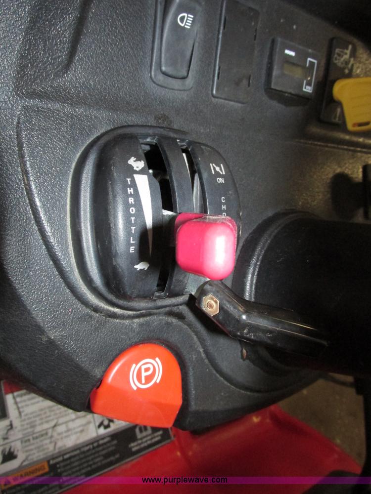 image for item G9966 2011 Massey Ferguson 2523 lawn tractor