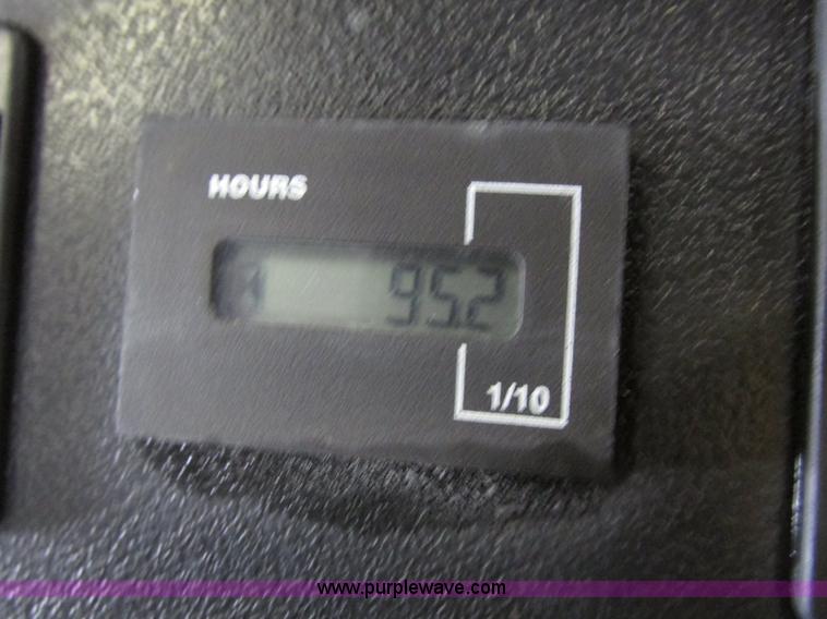 image for item G9966 2011 Massey Ferguson 2523 lawn tractor