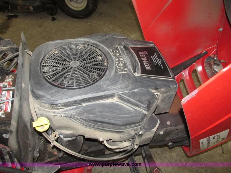 image for item G9966 2011 Massey Ferguson 2523 lawn tractor