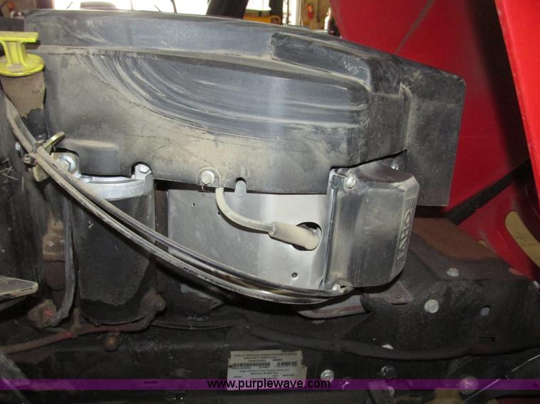 image for item G9966 2011 Massey Ferguson 2523 lawn tractor