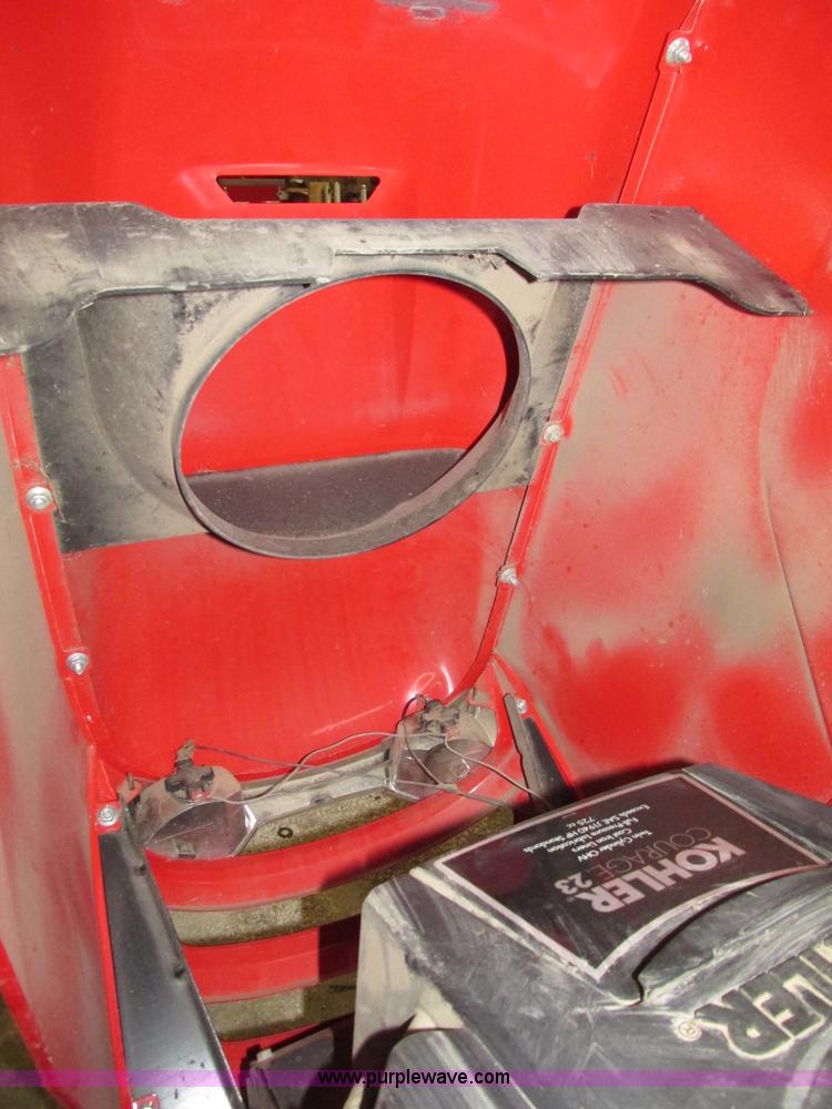 image for item G9966 2011 Massey Ferguson 2523 lawn tractor