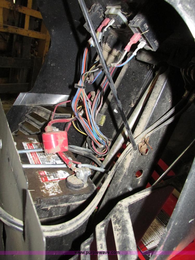 image for item G9966 2011 Massey Ferguson 2523 lawn tractor