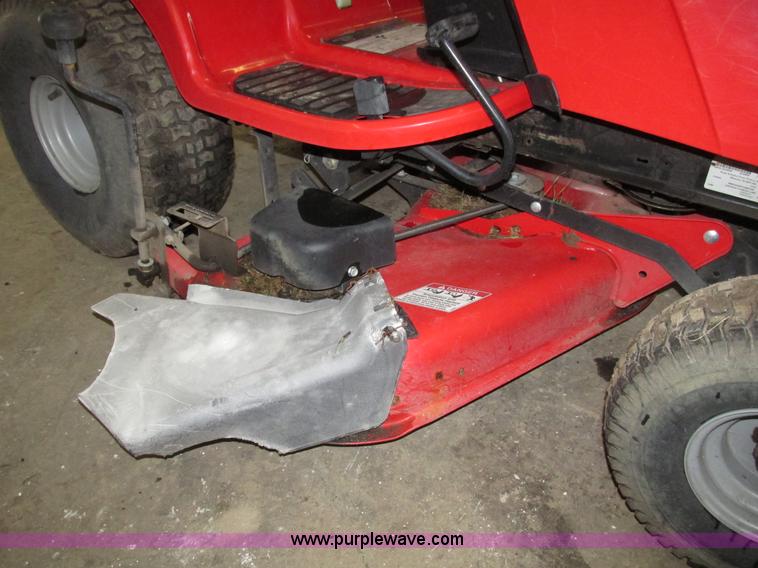 image for item G9966 2011 Massey Ferguson 2523 lawn tractor