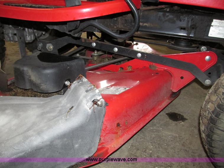 image for item G9966 2011 Massey Ferguson 2523 lawn tractor