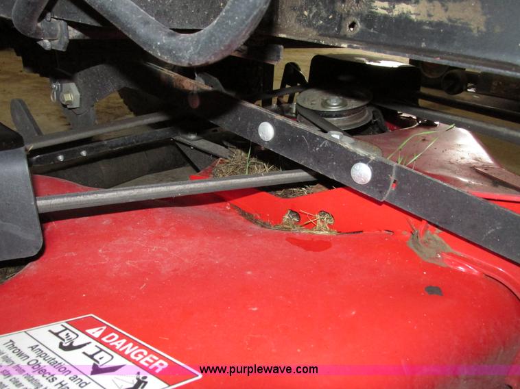 image for item G9966 2011 Massey Ferguson 2523 lawn tractor