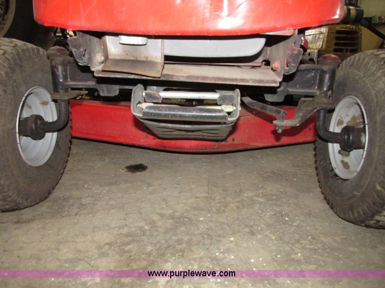 image for item G9966 2011 Massey Ferguson 2523 lawn tractor