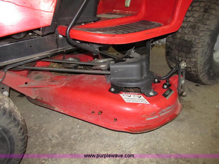 image for item G9966 2011 Massey Ferguson 2523 lawn tractor