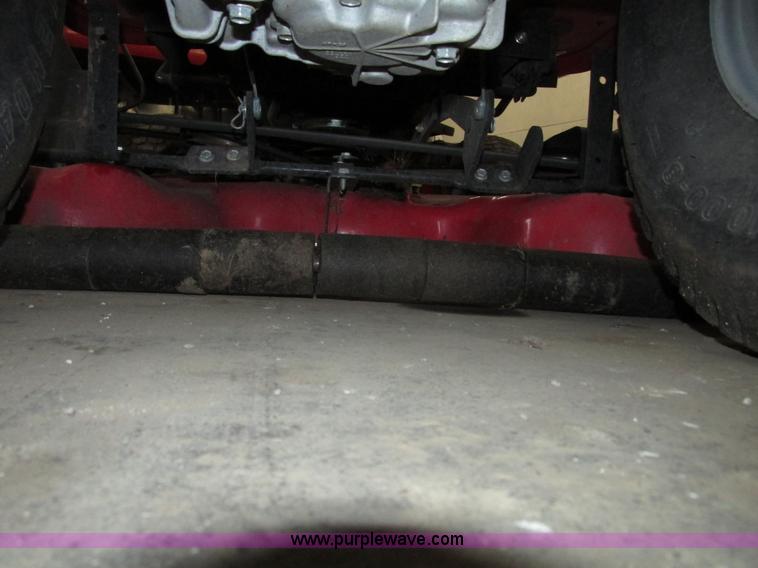 image for item G9966 2011 Massey Ferguson 2523 lawn tractor