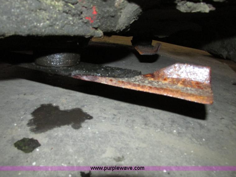 image for item G9966 2011 Massey Ferguson 2523 lawn tractor