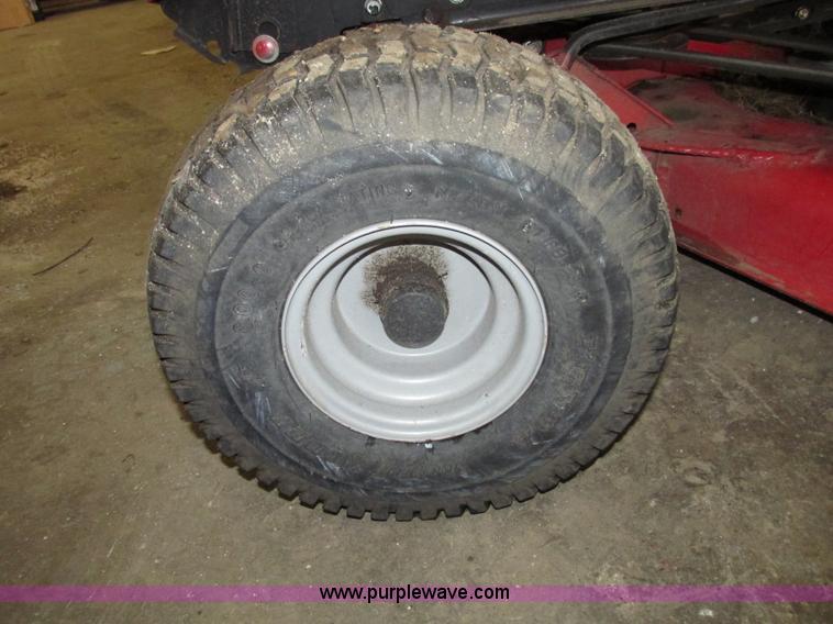 image for item G9966 2011 Massey Ferguson 2523 lawn tractor