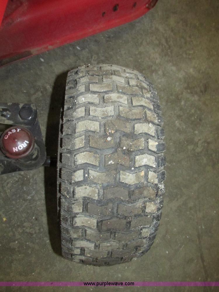 image for item G9966 2011 Massey Ferguson 2523 lawn tractor