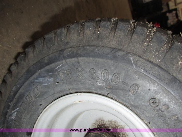 image for item G9966 2011 Massey Ferguson 2523 lawn tractor