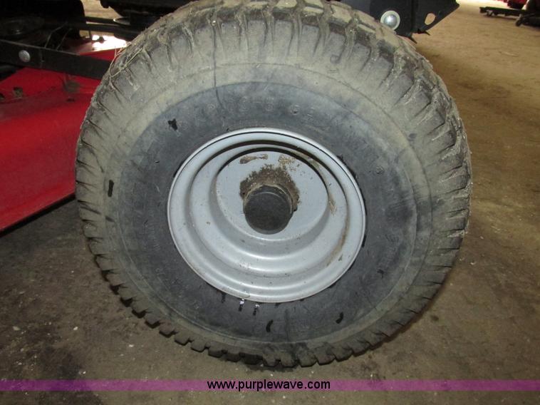 image for item G9966 2011 Massey Ferguson 2523 lawn tractor