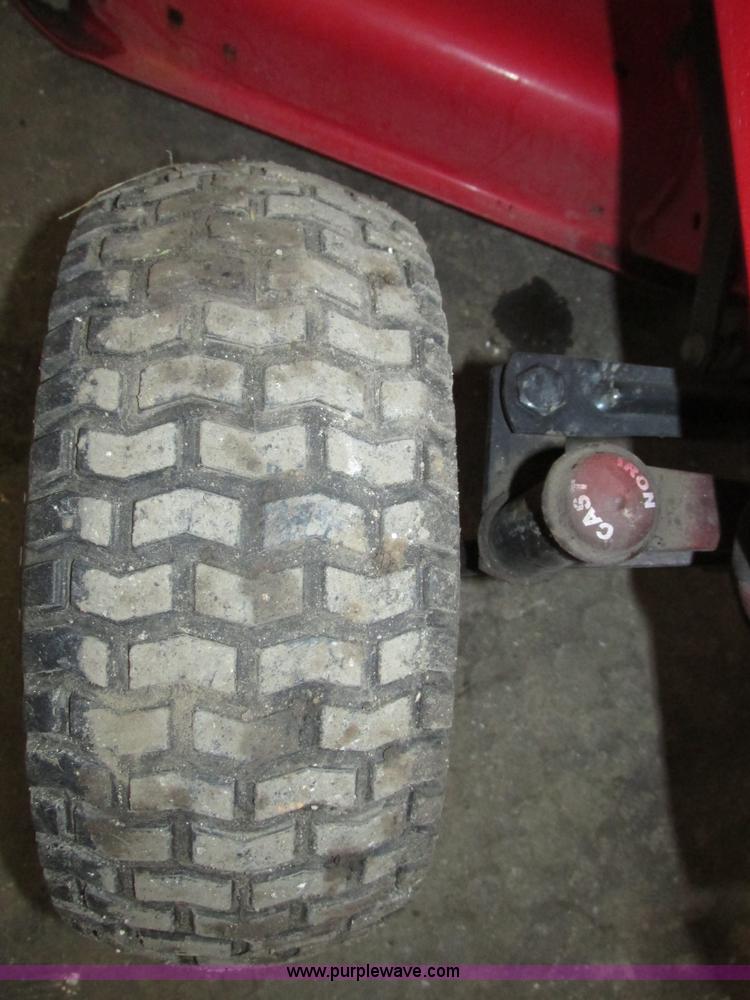 image for item G9966 2011 Massey Ferguson 2523 lawn tractor