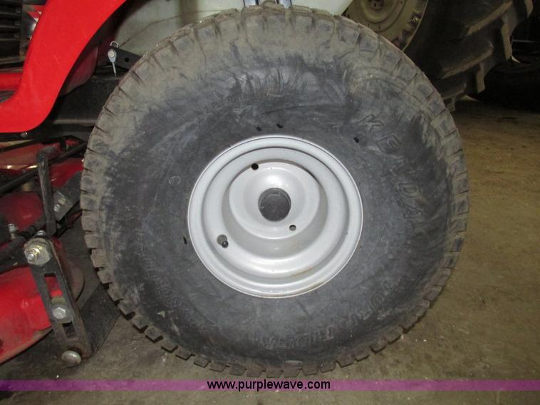 image for item G9966 2011 Massey Ferguson 2523 lawn tractor