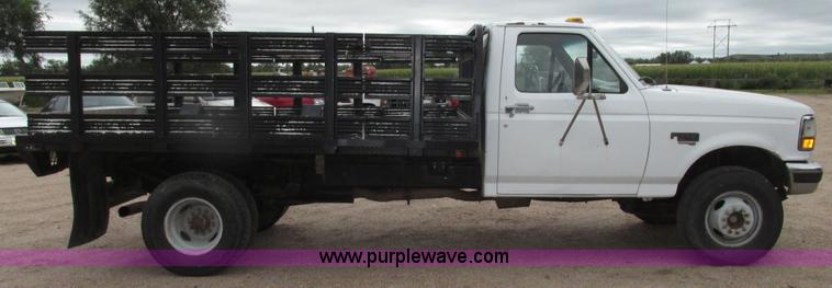 image for item G9968 1995 Ford F450 Super Duty XLT flatbed truck