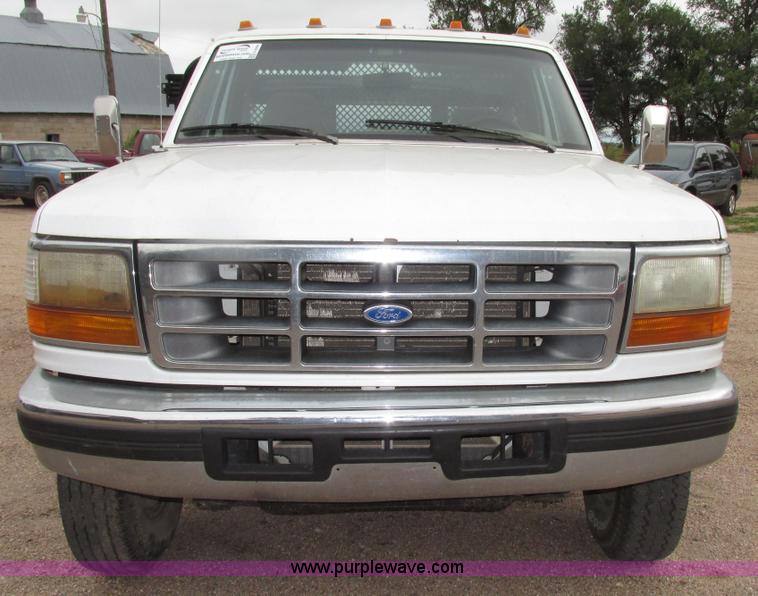 image for item G9968 1995 Ford F450 Super Duty XLT flatbed truck