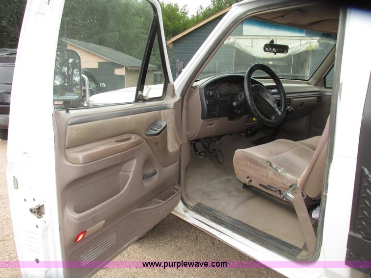 image for item G9968 1995 Ford F450 Super Duty XLT flatbed truck