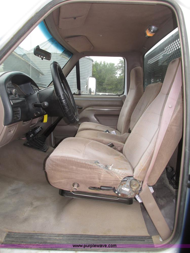 image for item G9968 1995 Ford F450 Super Duty XLT flatbed truck