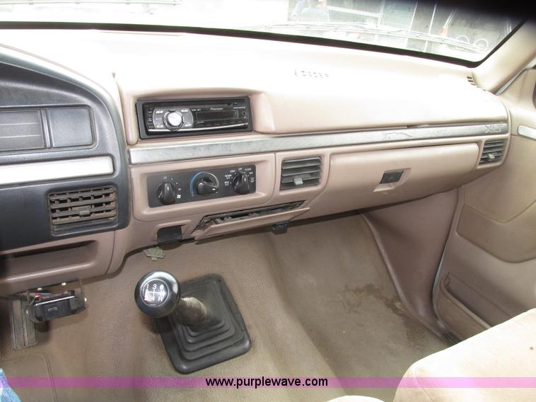 image for item G9968 1995 Ford F450 Super Duty XLT flatbed truck