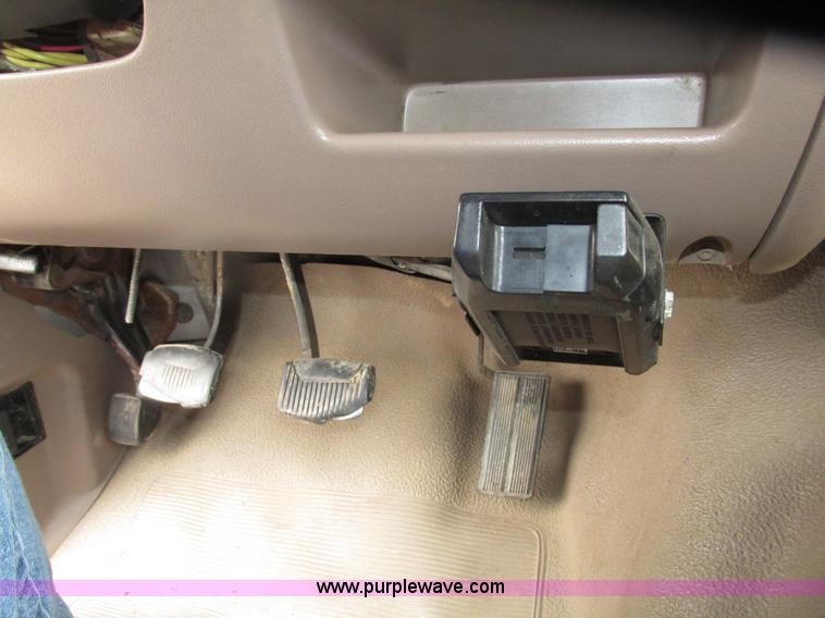 image for item G9968 1995 Ford F450 Super Duty XLT flatbed truck