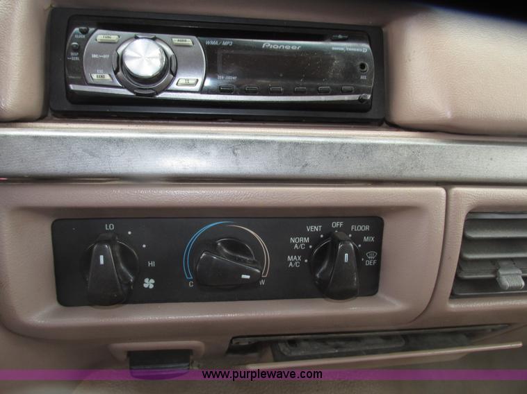 image for item G9968 1995 Ford F450 Super Duty XLT flatbed truck