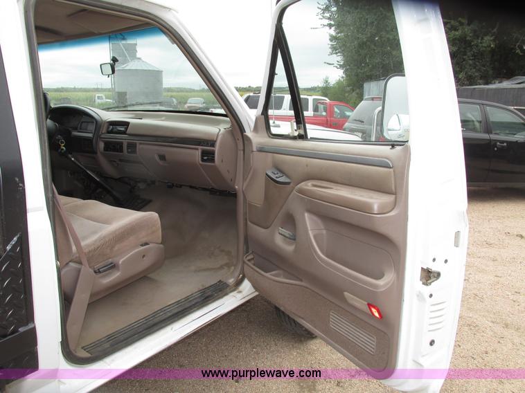 image for item G9968 1995 Ford F450 Super Duty XLT flatbed truck